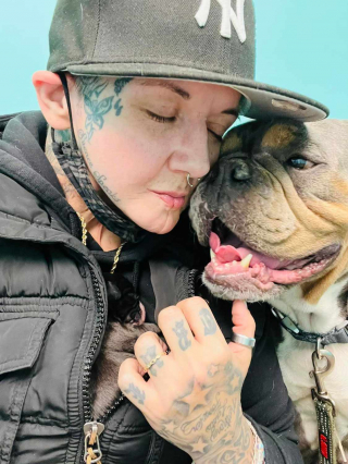 Illustration de l'article : Après avoir vaincu le cancer, elle retrouve son bulldog anglais perdu depuis des années...et découvre un petit miracle