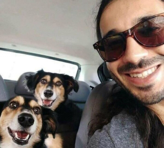 Illustration de l'article : 20 photos de chiens tout heureux de poser en compagnie de leurs sosies