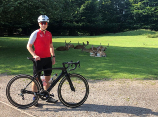 Illustration de l'article : En hommage la mémoire de sa chienne bien-aimée, cet homme relie le Royaume-Unis à la Roumanie à vélo, soit près de 2800km !