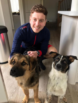 Illustration de l'article : En hommage la mémoire de sa chienne bien-aimée, cet homme relie le Royaume-Unis à la Roumanie à vélo, soit près de 2800km ! 