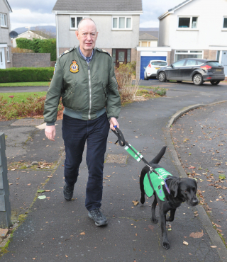 Illustration de l'article : Un Labrador dévoué aide son maître atteint de démence à profiter de la vie