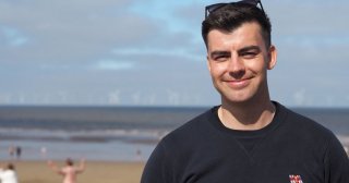 Illustration de l'article : Ce chien devient un héros, en alertant les sauveteurs, après que sa maîtresse ait eu un malaise sur la plage