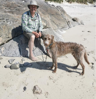 Illustration de l'article : Découvrez la joie d’Angus, ce chien aveugle et qui avait été maltraité, lorsqu’il peut enfin courir en liberté sur la plage (vidéo)