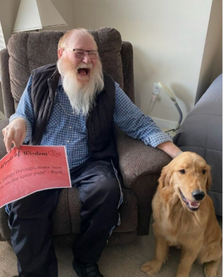 Illustration de l'article : Parker, le Golden Retriever au grand cœur : comment ce chien redonne le sourire aux résidents d'une maison de retraite