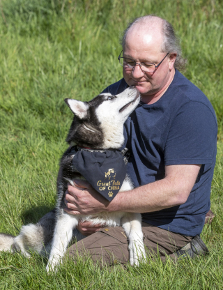 Illustration de l'article : Un couple sacrifie toutes ses économies, afin de sauver une jeune Husky du commerce de viande en Chine (vidéo)