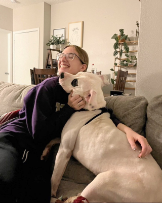 Illustration de l'article : Le chien doyen d'un refuge s'endort chaque soir avec un grand sourire