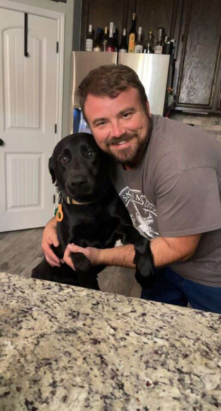 Illustration de l'article : La réaction de ce chien devant les décorations d’Halloween fait bien rire ses maîtres