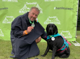 Illustration de l'article : Un labrador et son maître battent des records de natation et récoltent des fonds pour des associations caritatives