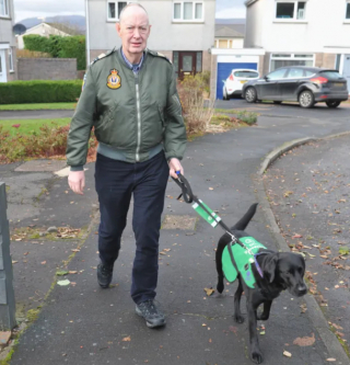 Illustration de l'article : Cet homme atteint de démence reprend goût à la vie grâce à Ruby, son chien d’assistance