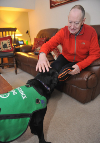 Illustration de l'article : Cet homme atteint de démence reprend goût à la vie grâce à Ruby, son chien d’assistance