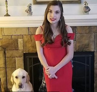 Illustration de l'article : Ce chien d’assistance reçoit un diplôme universitaire en même temps que sa maîtresse en fauteuil roulant (vidéo)