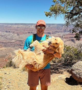 Illustration de l'article : L&rsquo;euphorie contagieuse de cet adorable Golden Retriever retrouvant ses ma&icirc;tres attendrit les internautes (vid&eacute;o)