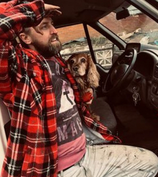 Illustration de l'article : Cet homme découvre un chien errant et s’offre une journée en sa compagnie, en l’emmenant à son travail (vidéo)