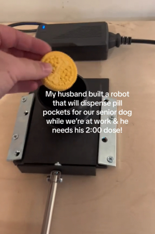 Illustration de l'article : Un propriétaire malin invente un distributeur de médicaments pour son chien âgé