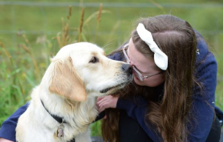 Illustration de l'article : Une chienne d’assistance redonne le sourire à une jeune fille atteinte de déficience visuelle