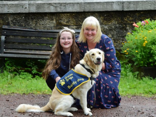 Illustration de l'article : Une chienne d’assistance redonne le sourire à une jeune fille atteinte de déficience visuelle