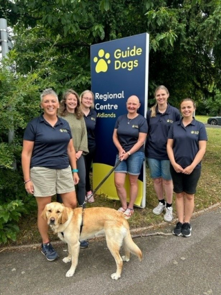 Illustration de l'article : Une chienne d’assistance redonne le sourire à une jeune fille atteinte de déficience visuelle