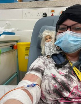 Illustration de l'article : Une chienne récemment adoptée détecte immédiatement la maladie de sa maîtresse et lui sauve la vie 