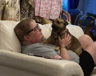 Illustration de l'article : Une chienne récemment adoptée détecte immédiatement la maladie de sa maîtresse et lui sauve la vie 