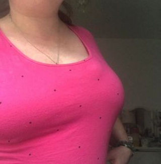 Illustration de l'article : Une chienne récemment adoptée détecte immédiatement la maladie de sa maîtresse et lui sauve la vie 