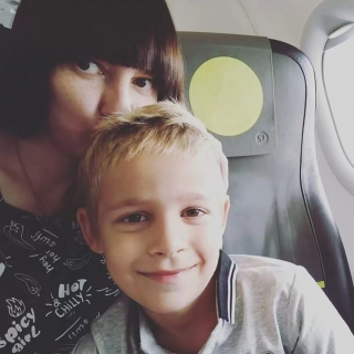 Illustration de l'article : L’incroyable gentillesse d’un petit garçon qui prend le temps de câliner 2 chiens errants sur le chemin de l'école (vidéo)