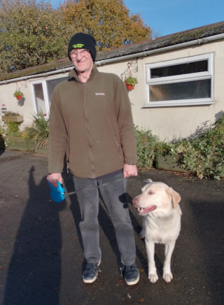 Illustration de l'article : Le moment déchirant où un chien confié à un refuge voit sa famille s'en aller sans lui (vidéo)