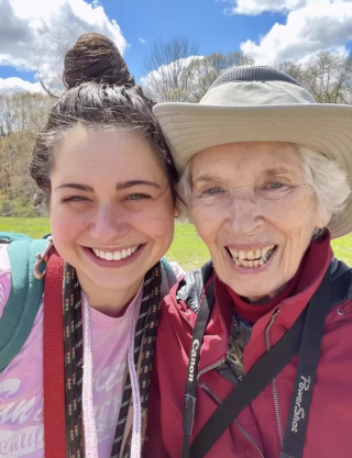 Illustration de l'article : Grâce à sa maîtresse férue de randonnée, ce Dogue Allemand trouve une nouvelle grand-mère sur le chemin (vidéo)