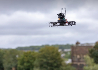 Illustration de l'article : Disparue dans les bois, une fillette âgée de 2 ans est protégée par ses 2 chiens, attendant qu’on les retrouve