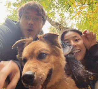 Illustration de l'article : Ce chien a trouvé un moyen ingénieux de s'amuser tout en gagnant de "l'argent de poche" et en rendant service à la planète