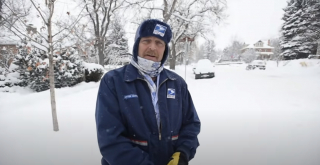 Illustration de l'article : Ce Labrador Retriever sénior obtient une aide inespérée d’un facteur au grand cœur (vidéo)