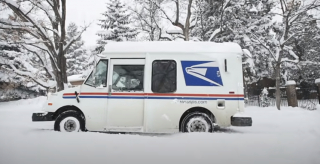 Illustration de l'article : Ce Labrador Retriever sénior obtient une aide inespérée d’un facteur au grand cœur (vidéo)