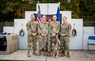 Illustration de l'article : Une ancienne maître-chien et son Berger Allemand sont réunis pour une retraite bien méritée
