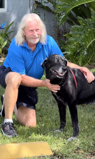 Illustration de l'article : Une chienne timide attend 10 ans dans un foyer avant de faire une rencontre spéciale