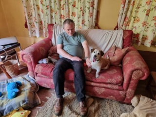 Illustration de l'article : Un chien en mal de confiance attendait son âme sœur au refuge depuis 9 ans jusqu'à cette rencontre ayant révélé son côté "vif et drôle"