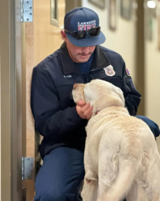Illustration de l'article : Pour son premier jour de travail, cette chienne découvre sa caserne de pompiers attitrée et ne peut retenir son enthousiasme (vidéo)