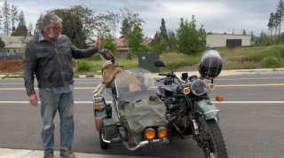 Illustration de l'article : Cette chienne passionnée de moto accompagne son maître en grimpant dans son side-car