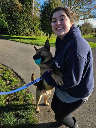 Illustration de l'article : Un chien de refuge aveugle finit par trouver une famille pour la vie après un passage dans un grand journal