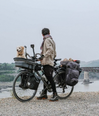 Illustration de l'article : Ce globe-trotter à vélo parcourt le monde avec un chien comme copilote