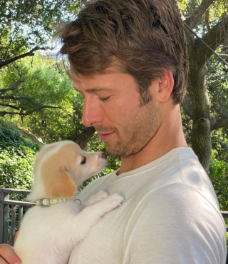 Illustration de l'article : Lors d’un vol, le chien de l’acteur Glen Powell échappe à la surveillance de son maître et devient ami avec les autres passagers