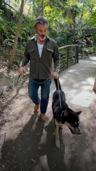 Illustration de l'article : L’acteur Chris Pine aide 2 chiens de refuge à trouver leur foyer pour toujours