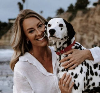 Illustration de l'article : 2 amis chiens séparés par les circonstances se retrouvent après plusieurs mois et sautillent de joie (vidéo)