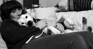 Illustration de l'article : 12 photos de chiens adorant dormir sur leurs humains