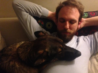 Illustration de l'article : 12 photos de chiens adorant dormir sur leurs humains