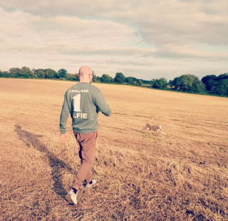 Illustration de l'article : Après 2 ans d’attente, cette petite chienne trouve enfin son foyer idéal et sa famille d’accueil lui organise une fête d’adieu