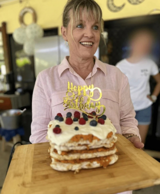 Illustration de l'article : 4 chiots volés puis retrouvés se réunissent pour célébrer leur 1er anniversaire en famille