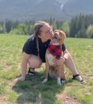 Illustration de l'article : Ayant toujours vécu en appartement, une femelle Pitbull explose de joie en découvrant sa nouvelle maison avec jardin (vidéo)