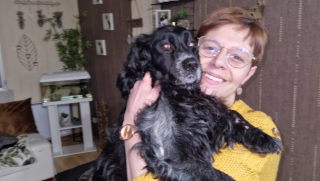 Illustration de l'article : Après n’avoir connu que négligences et mauvais traitements, Volka, la petite chienne sourde âgée de 12 ans, reprend goût à la vie