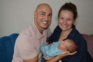 Illustration de l'article : Pour le choix du prénom de leur bébé, ce couple s’en remet à leur chien