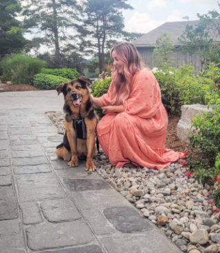 Illustration de l'article : La réaction émouvante de ce chien, resté 8 ans au refuge, lorsqu’il comprend qu’il part s’installer dans son nouveau foyer (vidéo)