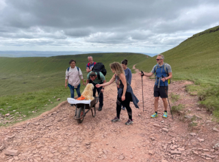 Illustration de l'article : L’histoire émouvante de Monty, le Labradoodle atteint d’une leucémie en phase terminale, qui a pu faire une dernière randonnée en compagnie de son maître